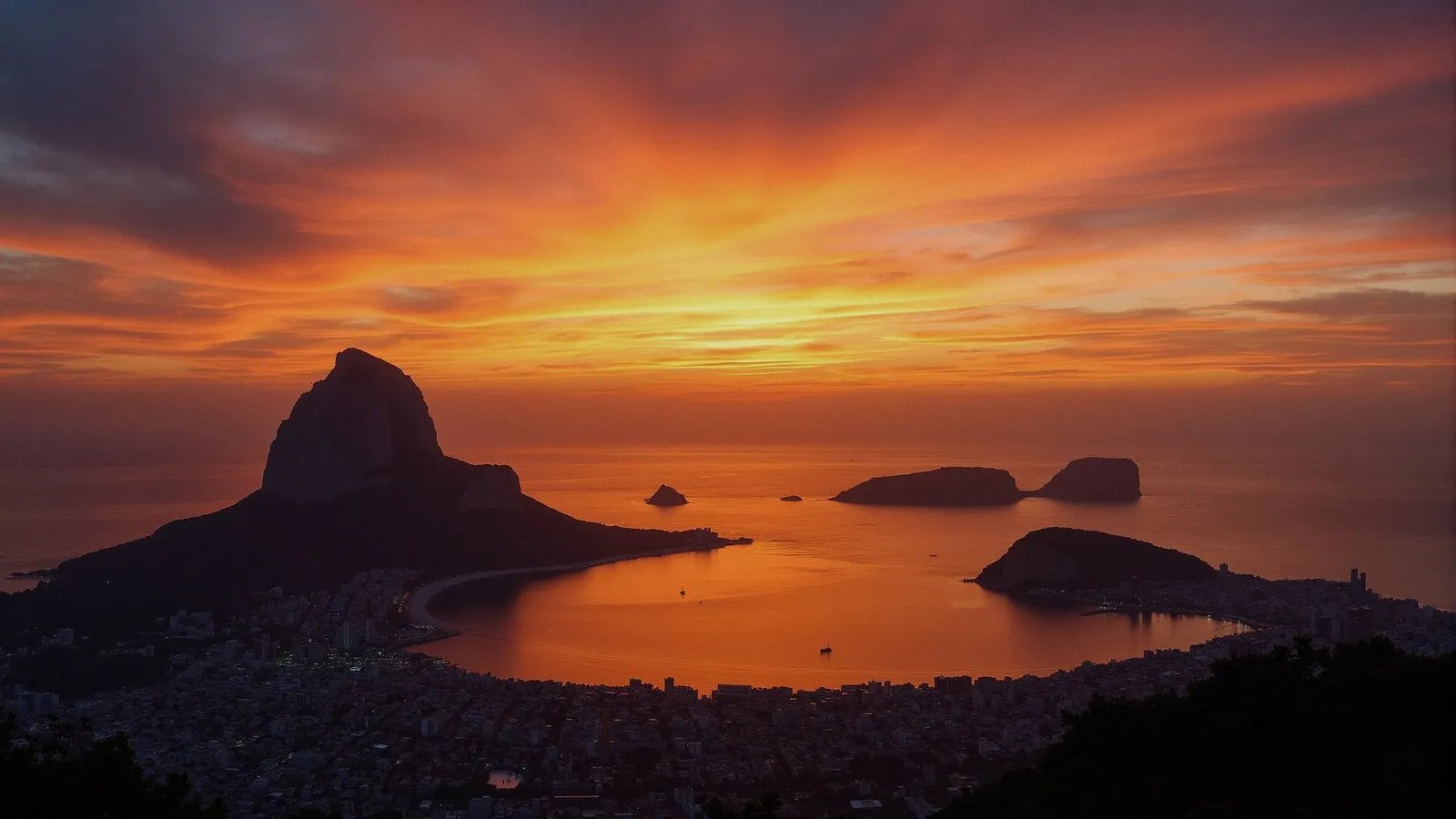 breathtaking-sunset-over-sugarloaf-mountain-rio-de-janeiro-4772273