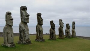mysterious-moai-statues-on-easter-island-4765632